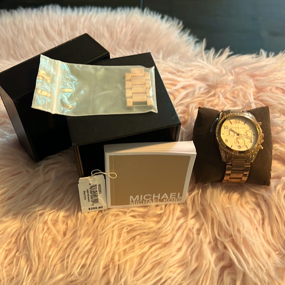 Michael Kors Watch. ROSE GOLD - Picture 2 of 3